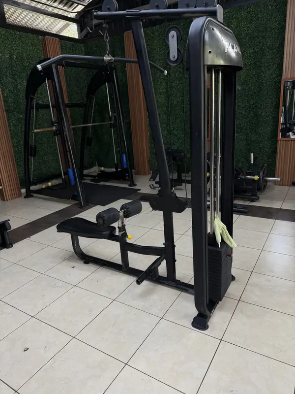 Máquina de jalón en polea