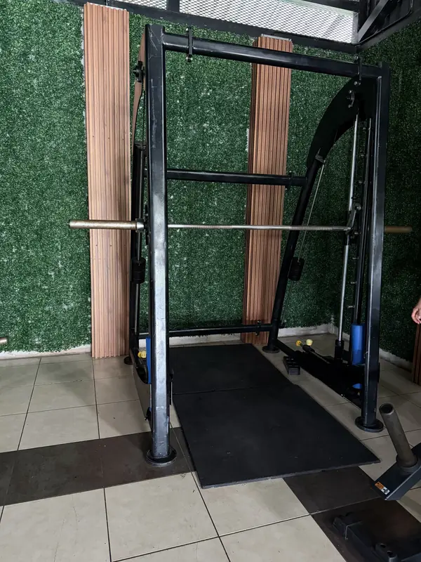 Multipower junto a la pared de césped